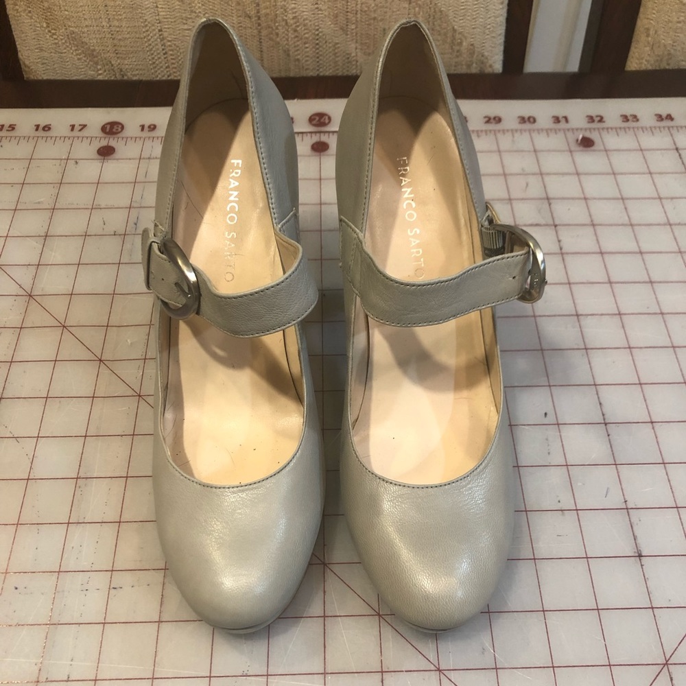 Grey leather strap pumps
